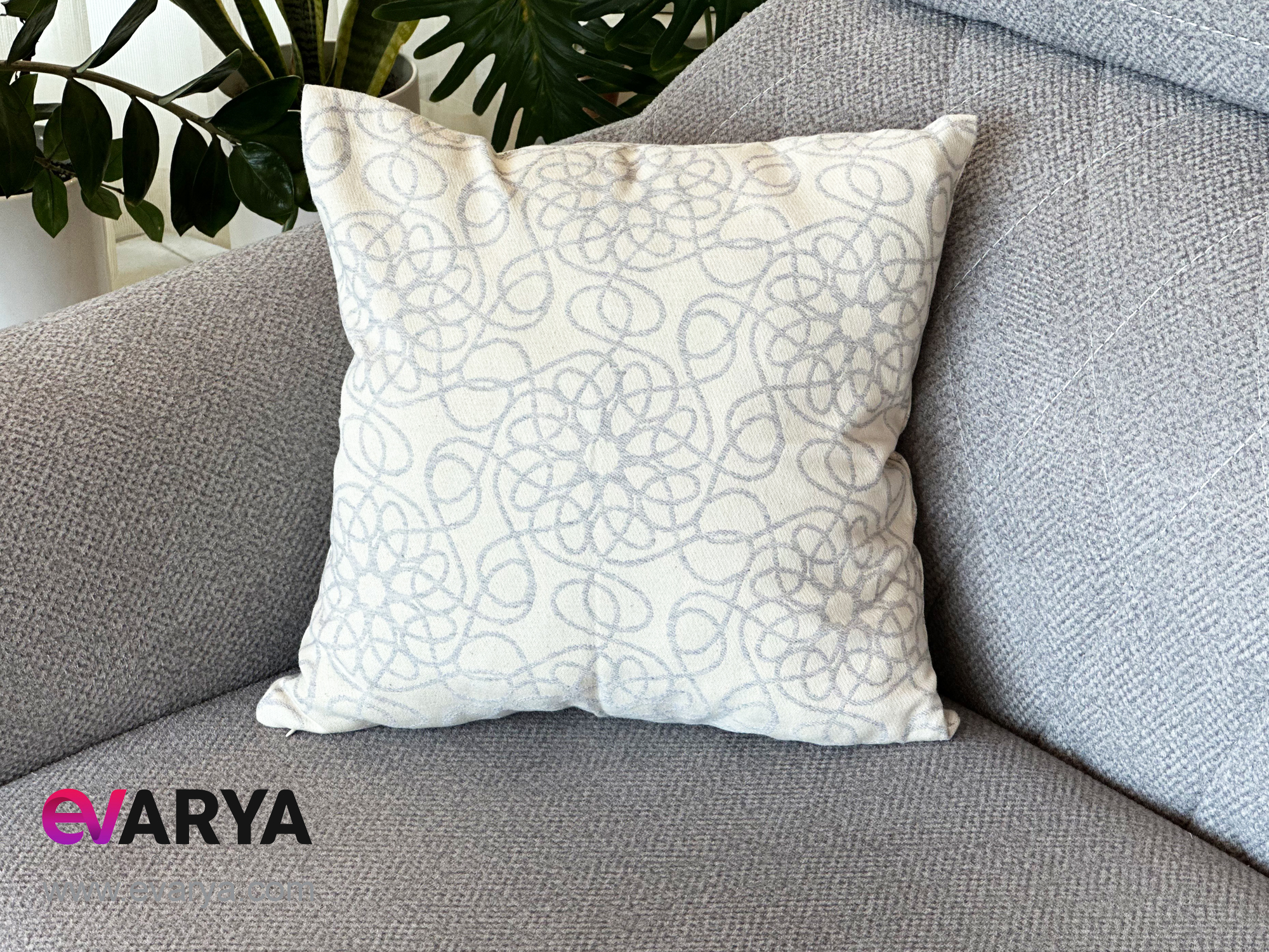 کوسن بافت ژاکارد پنبه ای مدل مارپیچ برند saheser رنگ طوسی سایز 45×45
