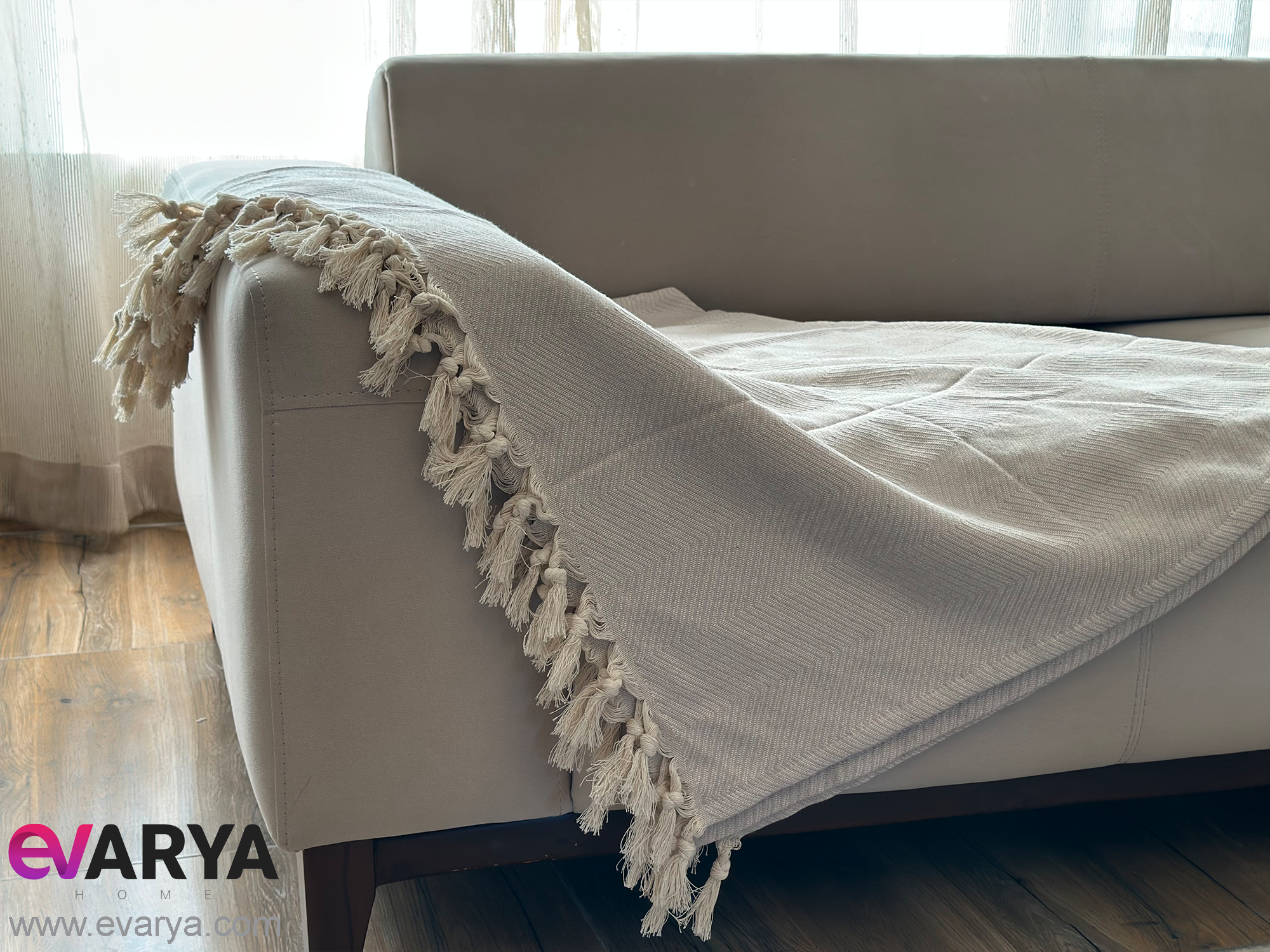 شال مبل منگوله دار بافت جناقی برند Viaden ابعاد 230×170 رنگ کرم استخوانی