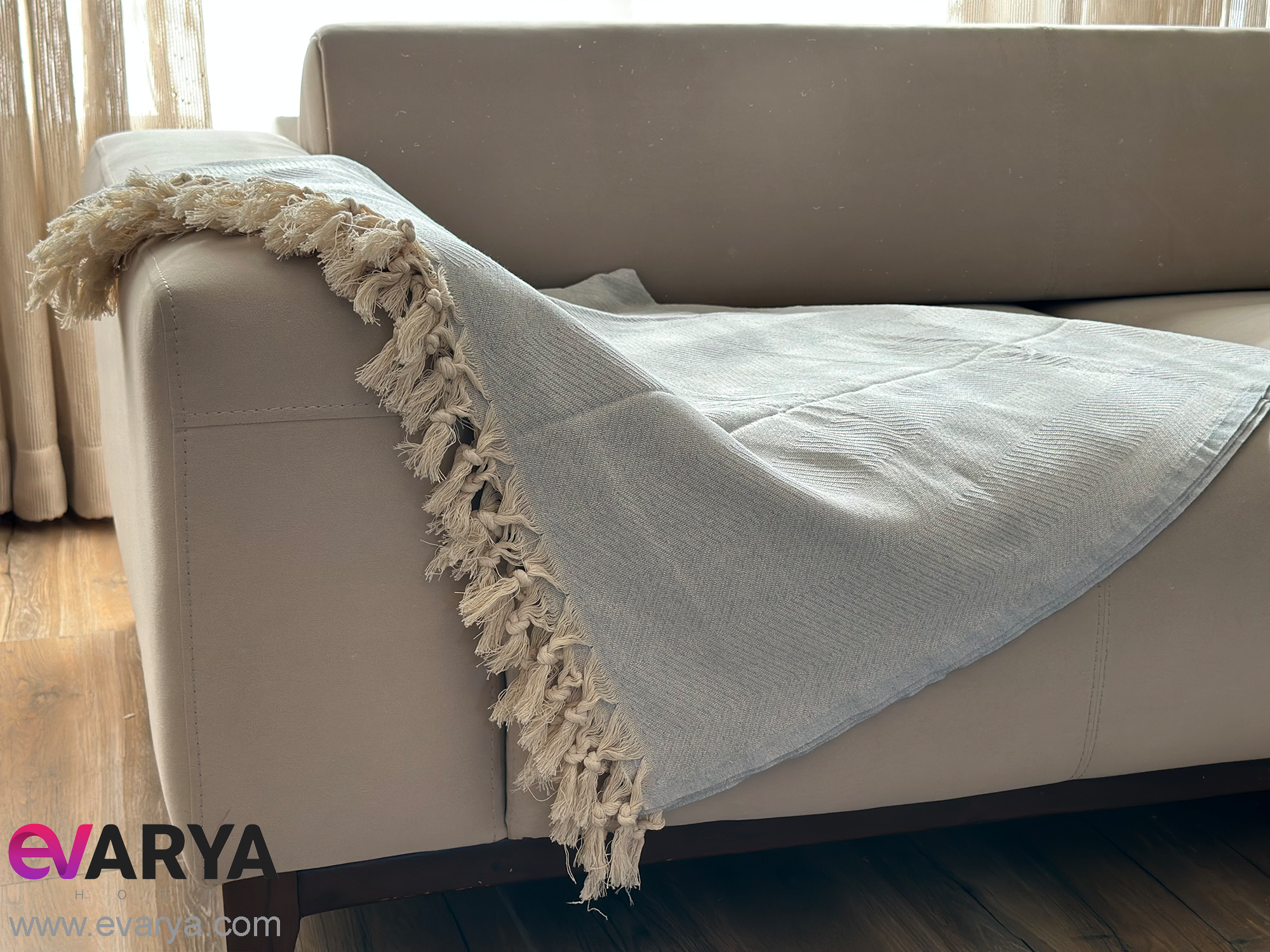 شال مبل منگوله دار بافت جناقی برند Viaden ابعاد 230×170 رنگ آبی خاکستری