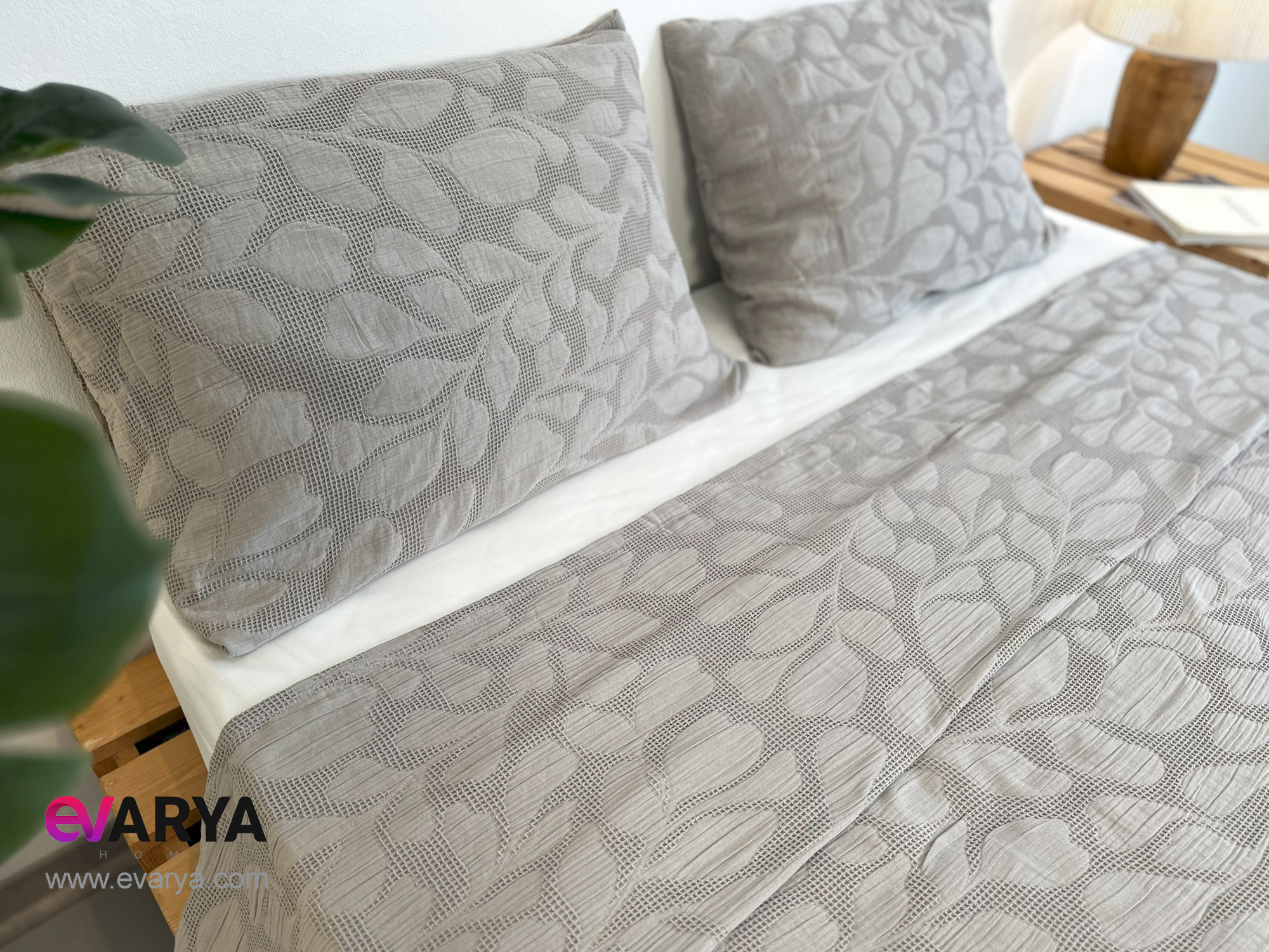 روتختی پیکه بافت ژاکارد مدل BAMBI برند saheser سایز دو نفره سه تکه نسکافه ای دودی