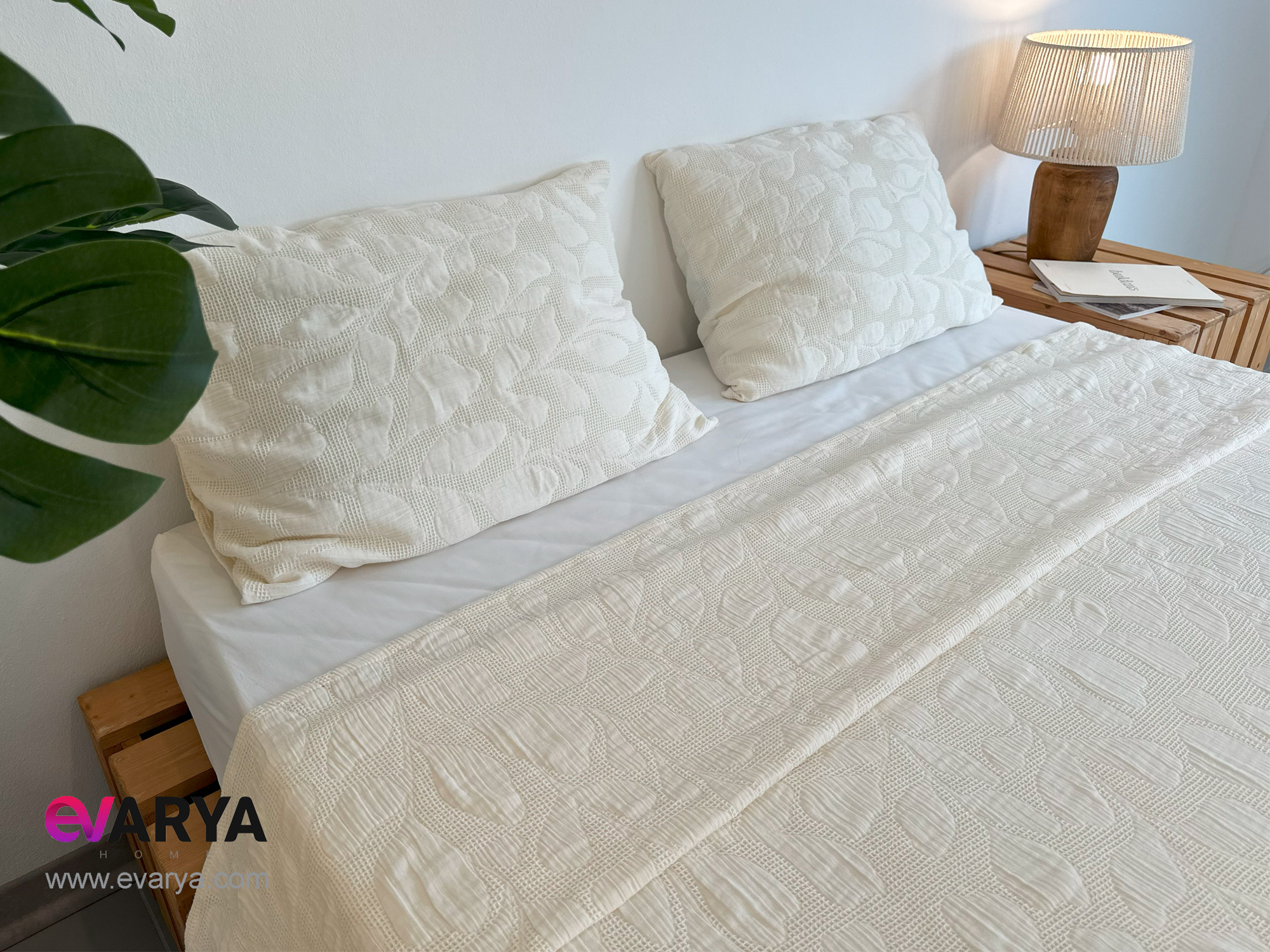 روتختی پیکه بافت ژاکارد مدل BAMBI برند saheser سایز دو نفره سه تکه کرم