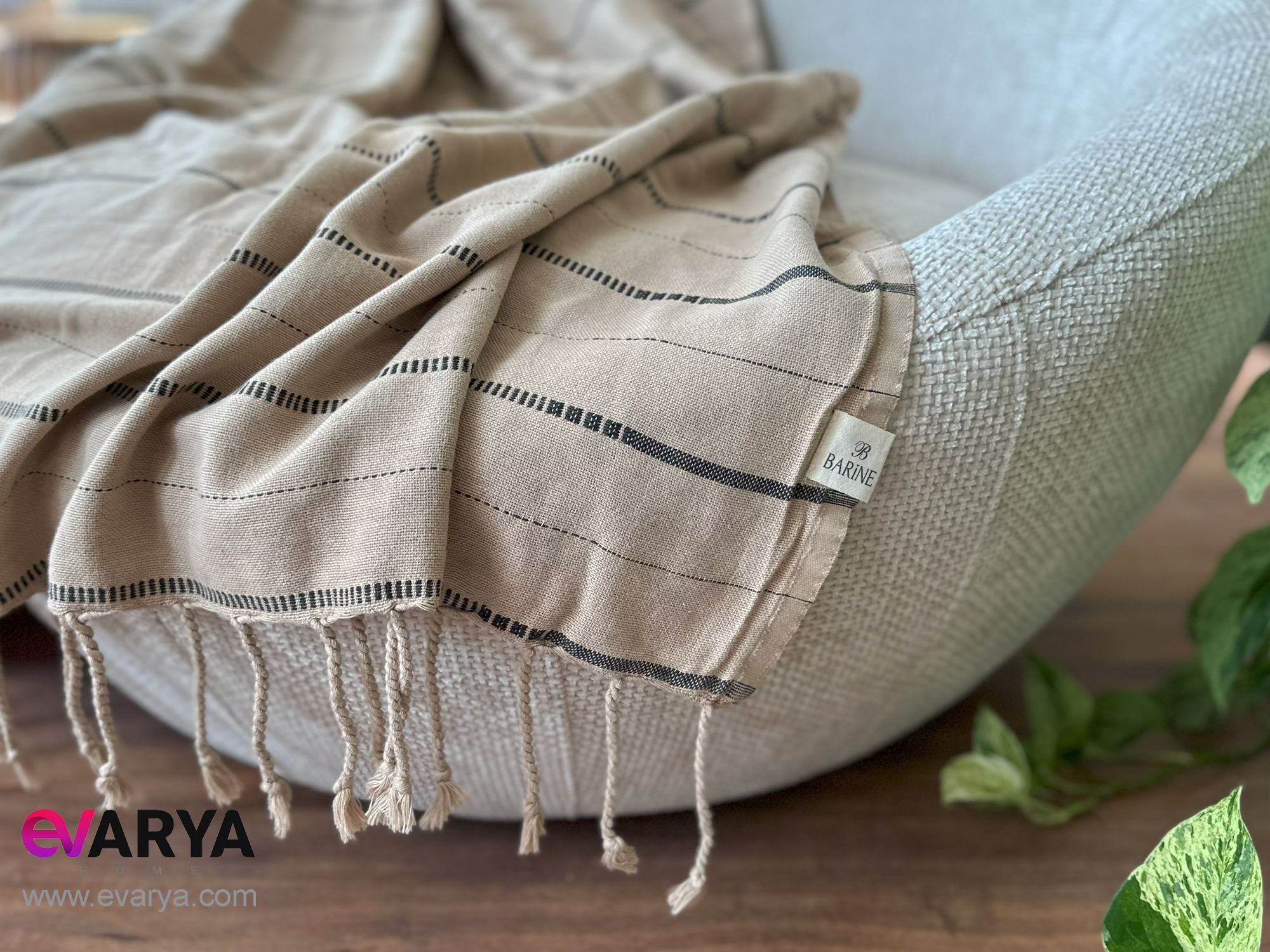 شال مبل منگوله دار طرح Boa برند Barine ابعاد 180×130 رنگ بژ خاکی