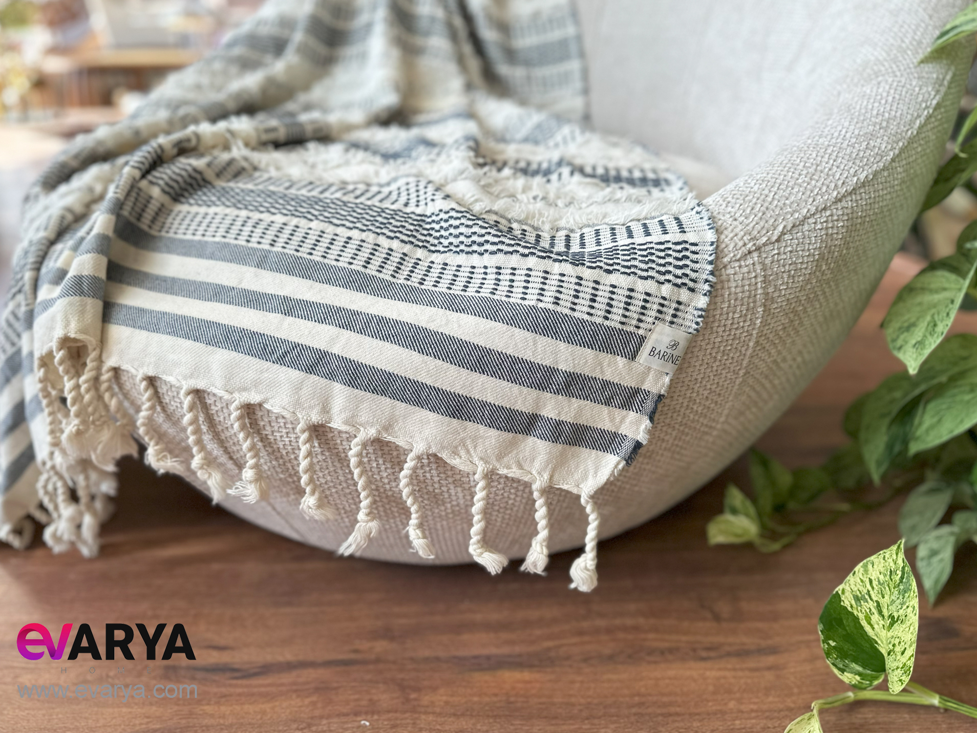 شال مبل منگوله دار طرح Fringe برند Barine ابعاد 170×130 رنگ سرمه ای