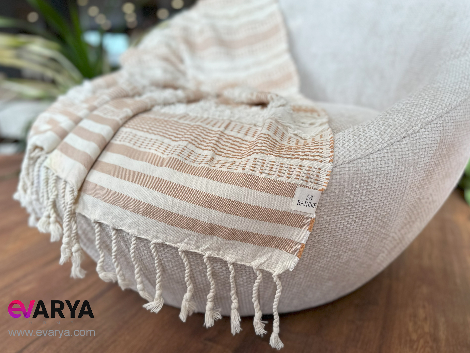 شال مبل منگوله دار طرح Fringe برند Barine ابعاد 170×130 رنگ شتری